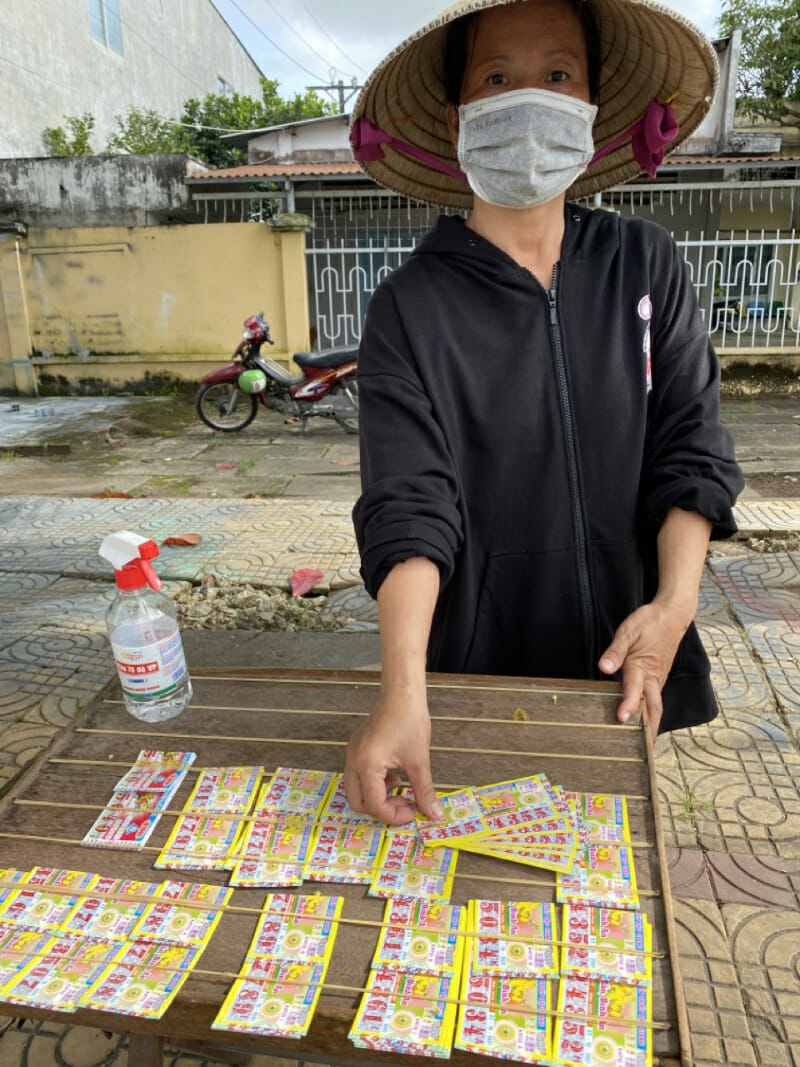 một tấm vé số bán ra là bao nhiêu